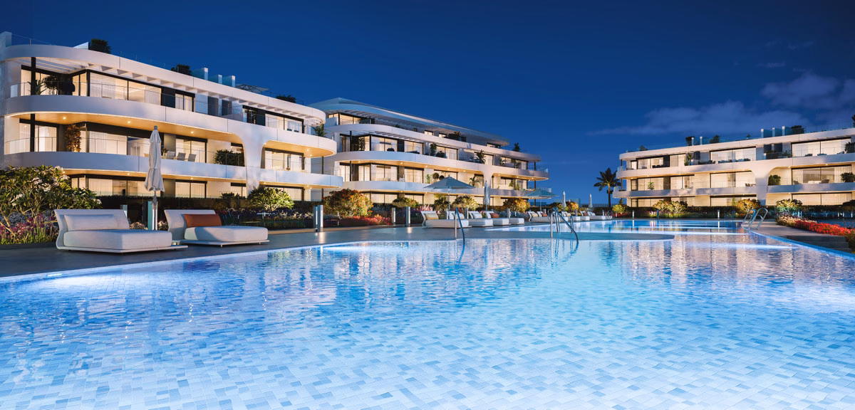 Bloques blancos de trazado curvo de Naya Residences sobre la piscina laguna