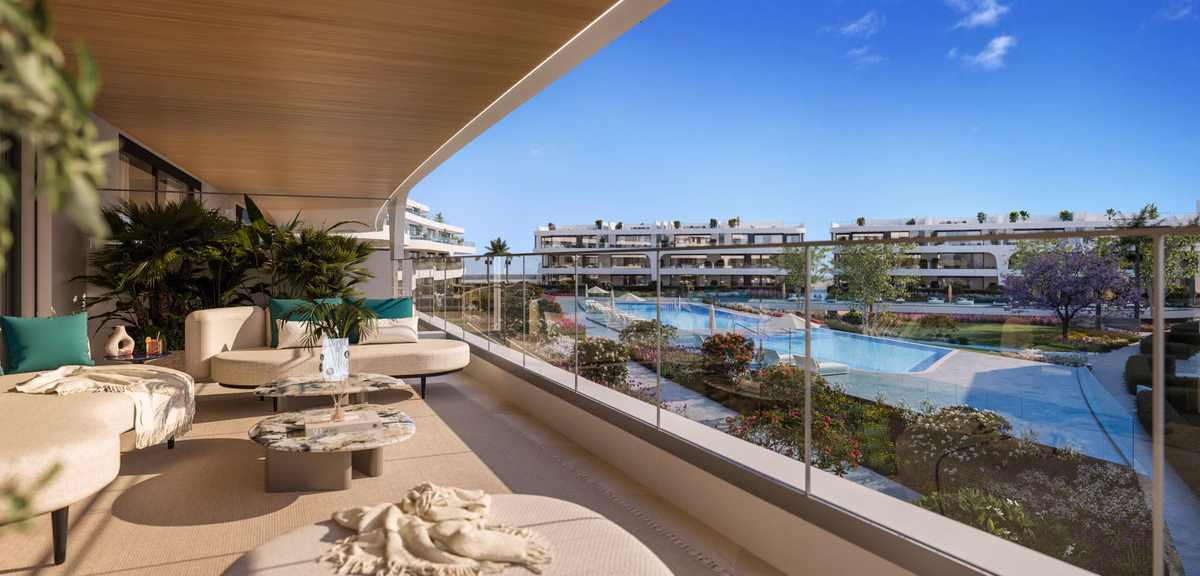 Terraza cubierta con vistas a la piscina y al jardín en un apartamento de Naya Residences