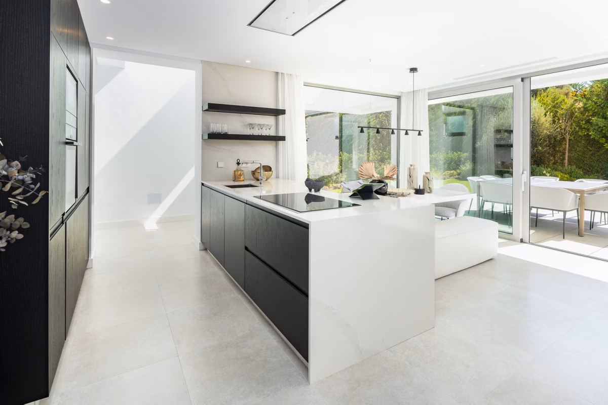Fitted kitchen with island and garden view