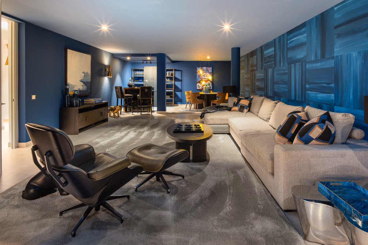Lounge with blue panelled walls