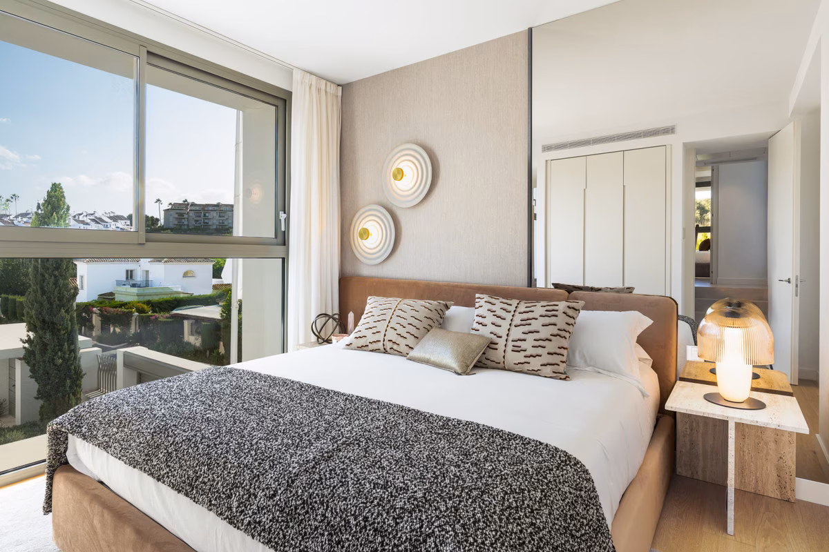 Bedroom with window onto the trees