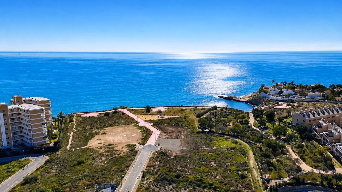 Luftaufnahme der Bucht Playa del Amerador und des NJOY SHORE Grundstücks an der Küste von El Campello