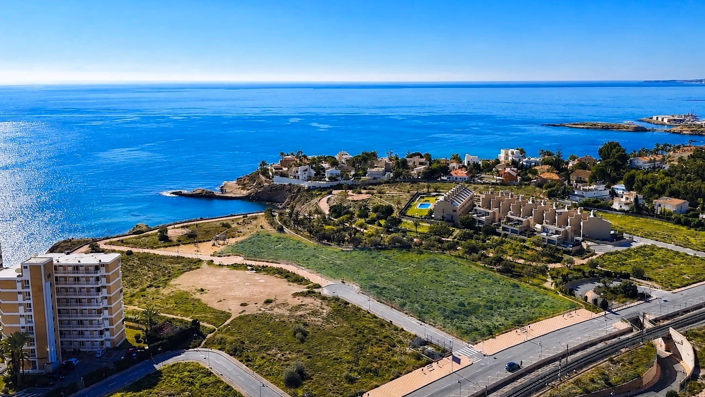 Die Küstenlinie und die geschützte Bucht Playa del Amerador neben dem NJOY SHORE Grundstück in El Campello