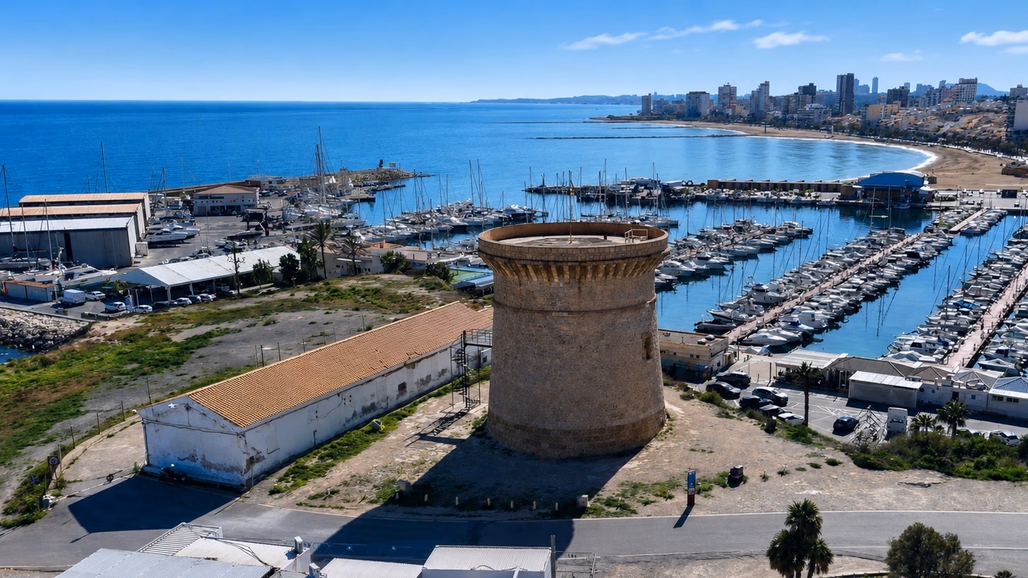 Der Yachthafen von El Campello und sein historischer Wachturm in der Nähe von NJOY SHORE