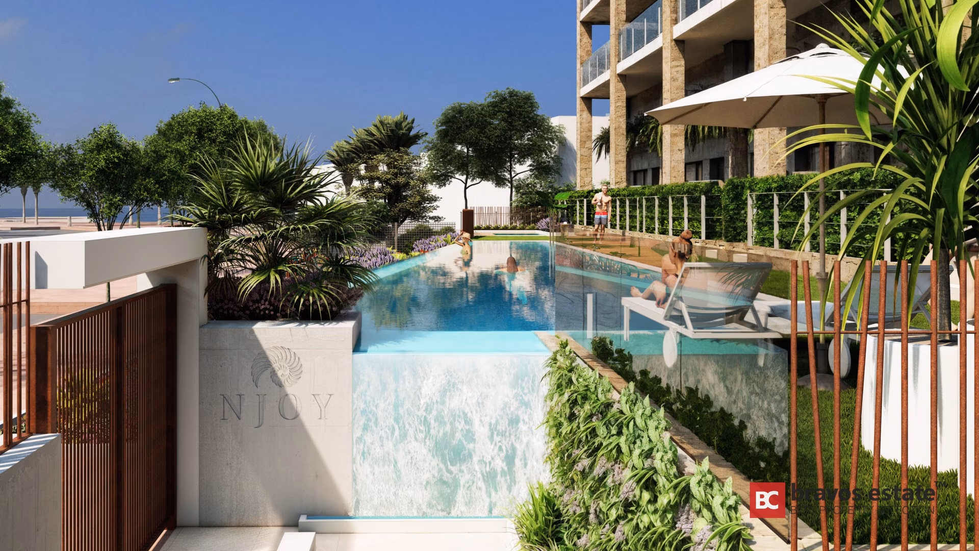Piscina con un panel de vidrio rotulado con el logotipo de NJOY y muros vegetales