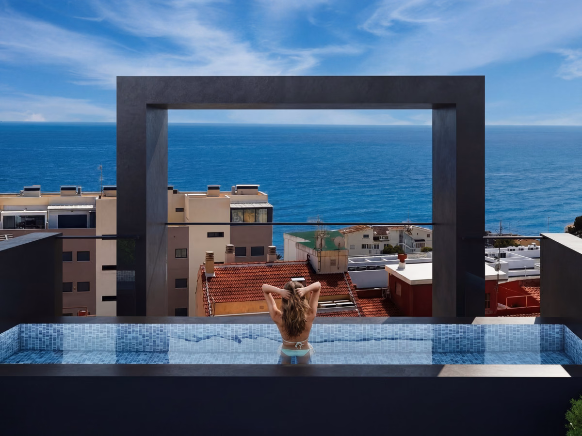 ÑOA Villajoyosa — apartamentos amueblados con piscina en la azotea, junto a la playa 1