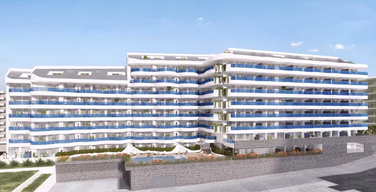 Lange Fassade mit blauen Glasbrüstungen über dem Poolgarten