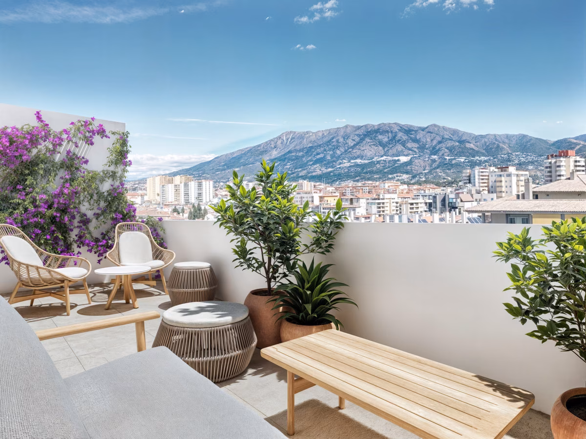Obere Terrasse mit Rattansesseln und Blick auf die Sierra de Mijas