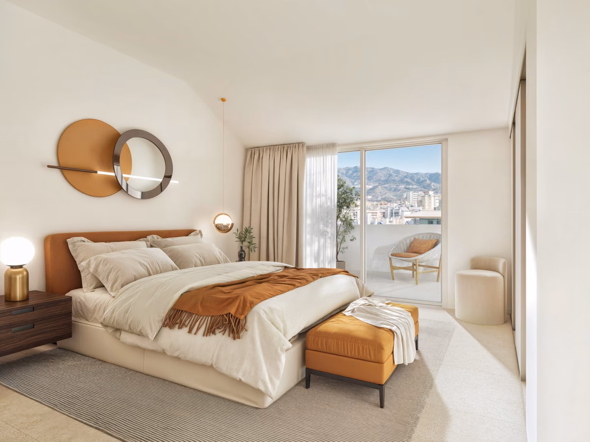 Schlafzimmer mit rundem Spiegel über dem Bett und Terrassentür