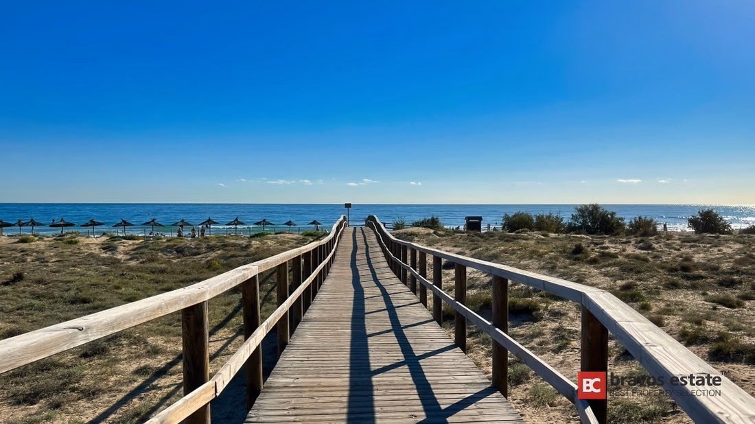 Beachside 3-Bedroom Apartment in Arenales del Sol - 16
