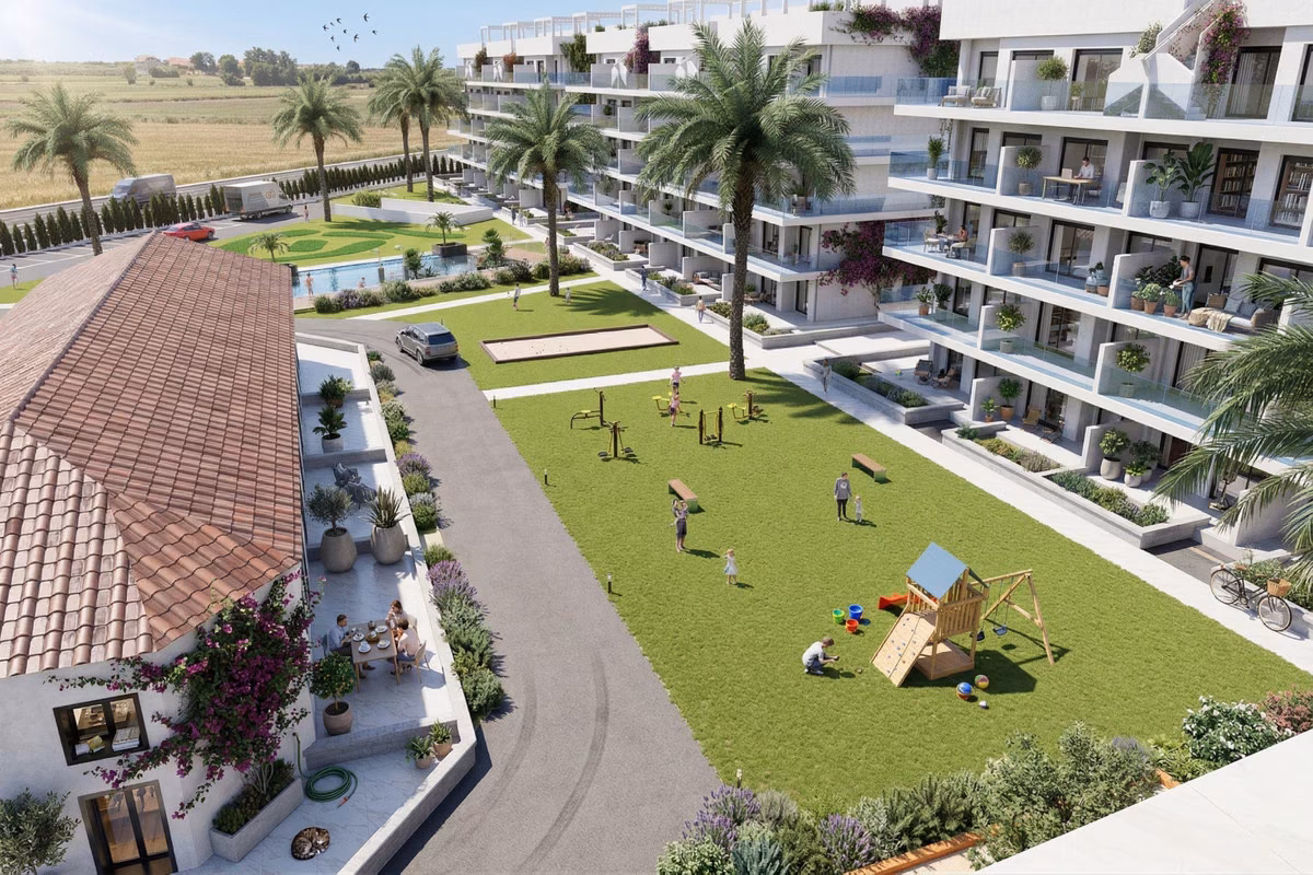 Garden from above: lawn with a playground, fitness stations and a pétanque court