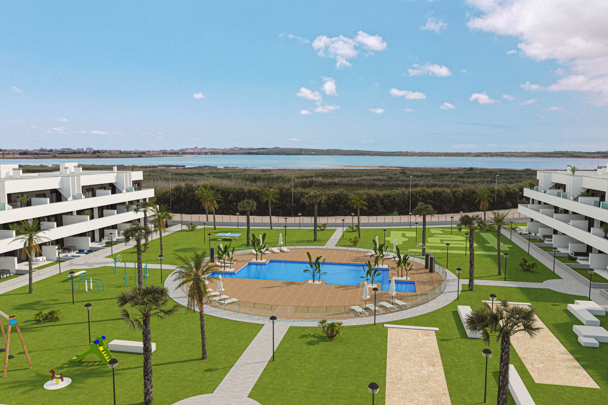 Panorama der Anlage über den Poolpark zur rosa Lagune