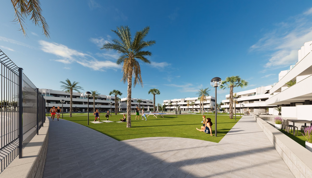 Gartenweg entlang der bewachten Umzäunung, Oasis Laguna 2