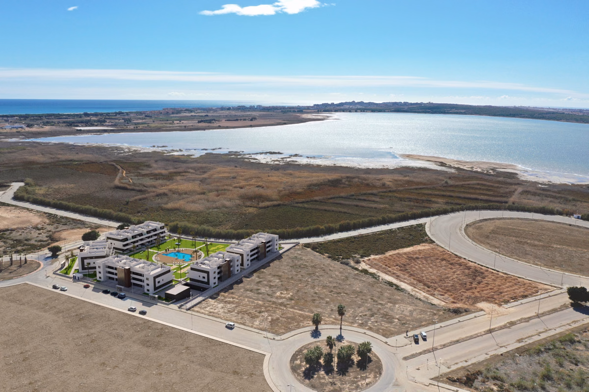 Luftbild des Resorts an der rosa Lagune von La Mata und dem Meer, Guardamar