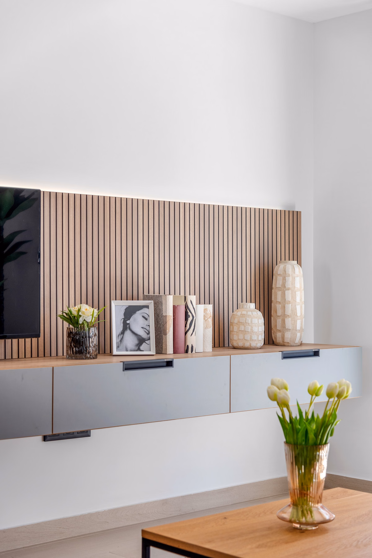 Sideboard im Wohnzimmer vor Holzlattenwand, Oasis Laguna 2