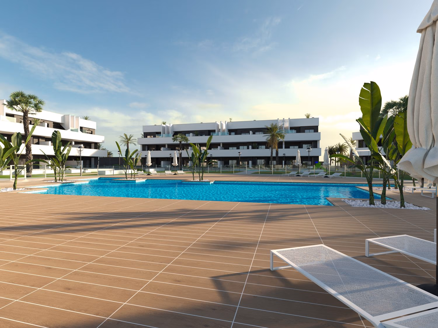 Wspólny basen w stylu resort otoczony budynkami