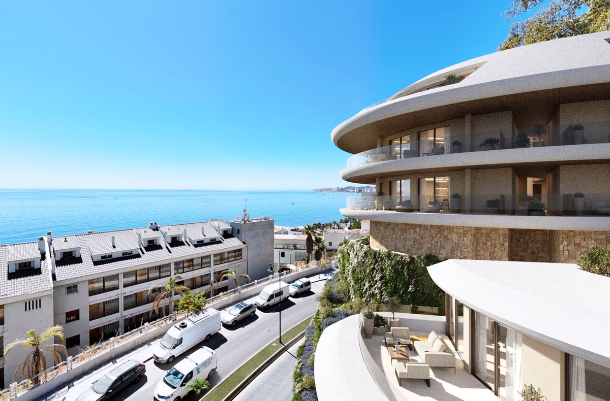 Obere Terrassen des Hauses über der Küstenstraße und dem Meer