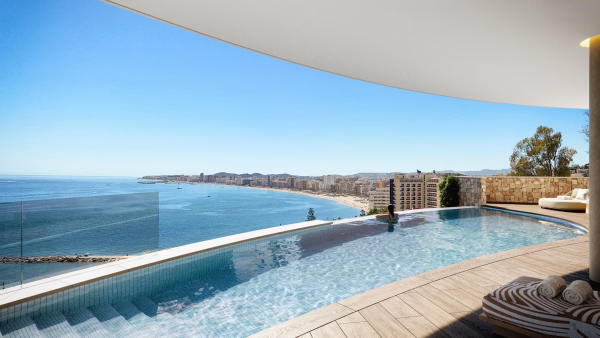 Infinity-Pool mit Blick über die Bucht von Fuengirola