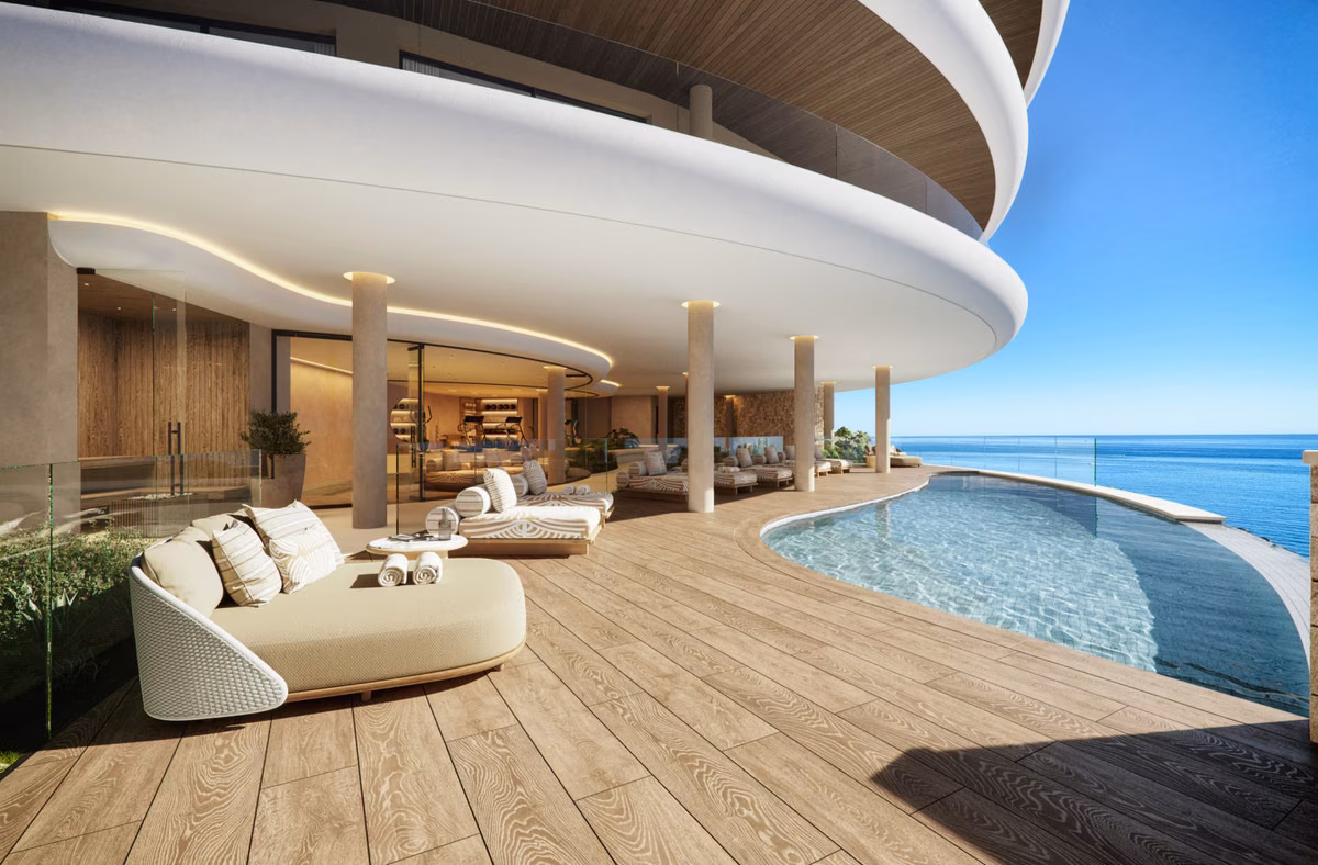 Pooldeck mit Liegeinseln unter dem geschwungenen Vordach