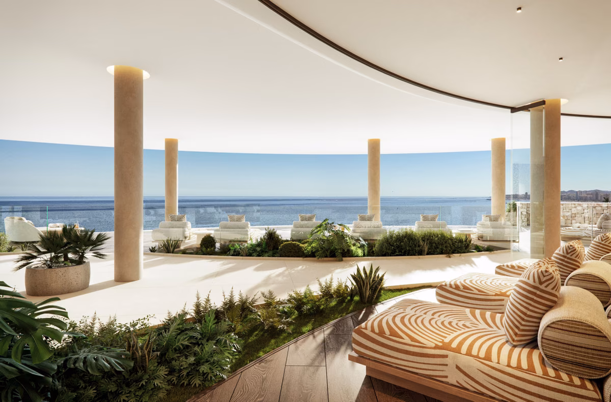 Überdachte Lounge-Terrasse mit Pflanzen und Liegen zum Meer