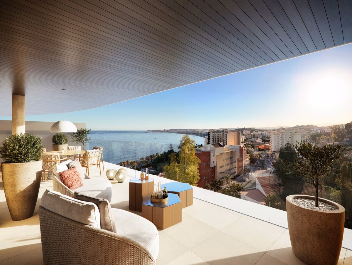 Terrasse mit Outdoor-Sofas und Blick auf die Küste