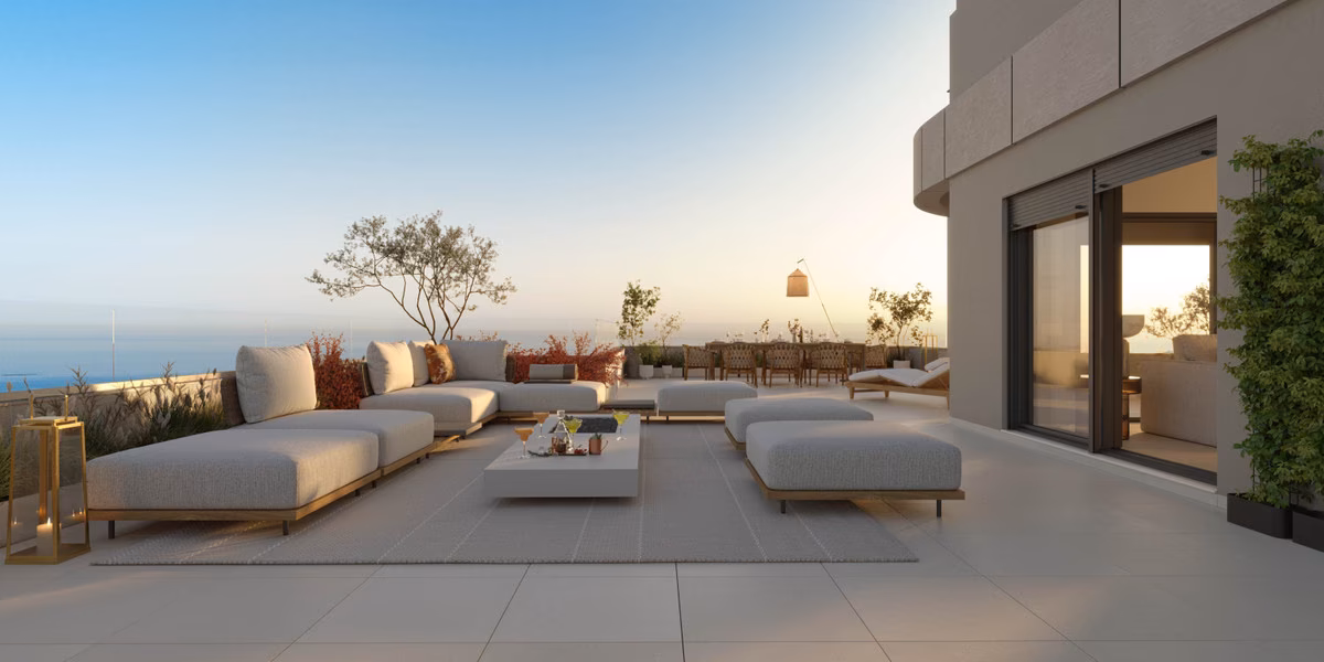 Große Terrasse mit Outdoor-Sofas im Abendlicht bei One Oak, Torremolinos