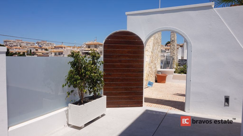 Beachside 4-Bedroom Villa in Torrevieja · 200 m² - 3