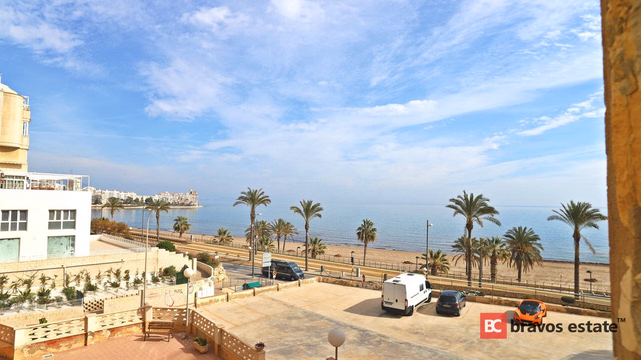 Beachside 2-Bedroom Apartment in Alicante - 12