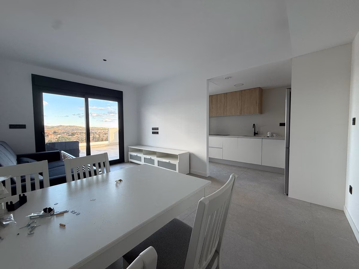 Wohn- und Essbereich mit Küche im Hintergrund in einer Wohnung von Panoramar