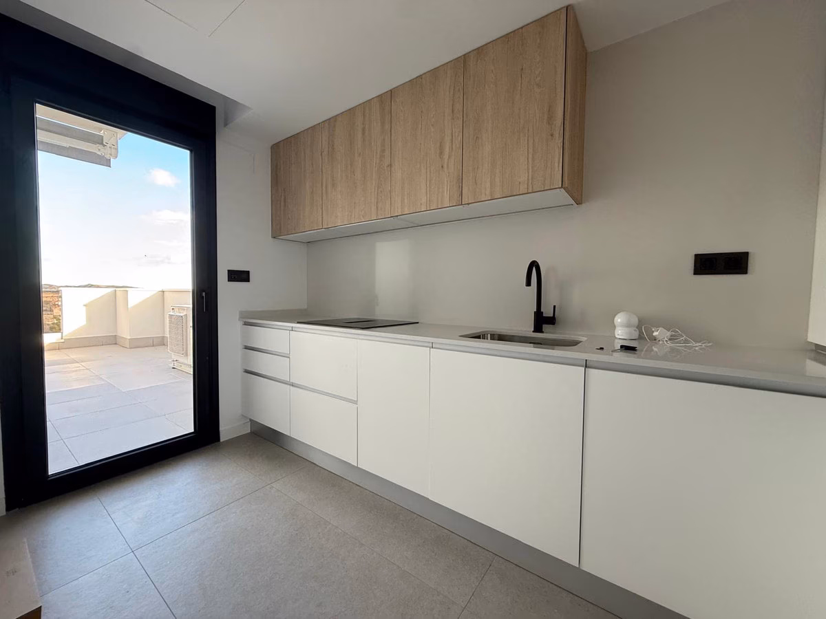 Küche mit Glastür zur Terrasse in einer Wohnung von Panoramar