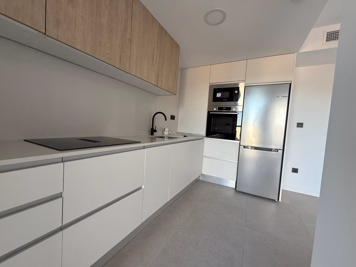 Einbauküche mit Backofen, Mikrowelle und Kühlschrank in einer Wohnung von Panoramar