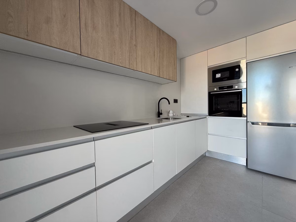 Arbeitsplatte mit Glaskeramikfeld in einer Wohnung von Panoramar