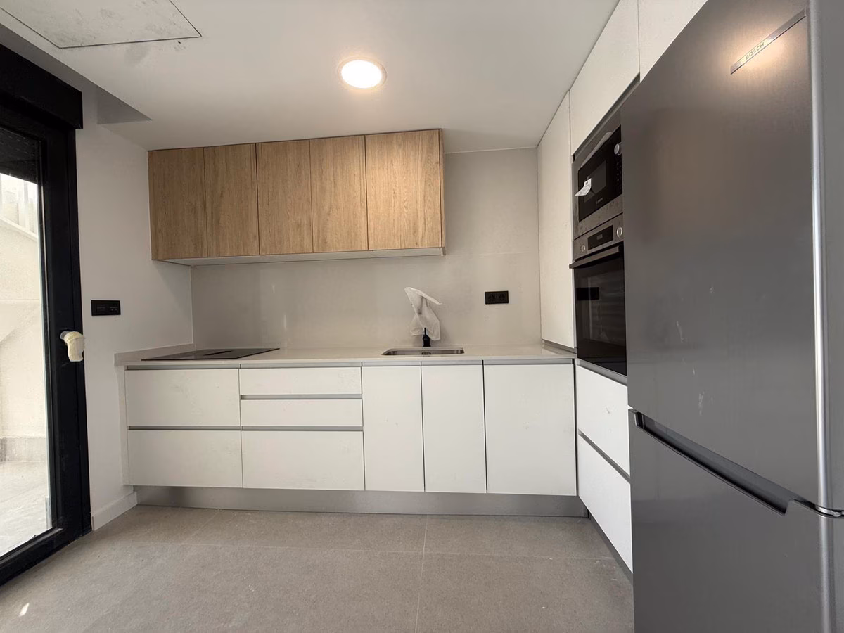 Küche neben dem Terrassenausgang in einer Wohnung von Panoramar