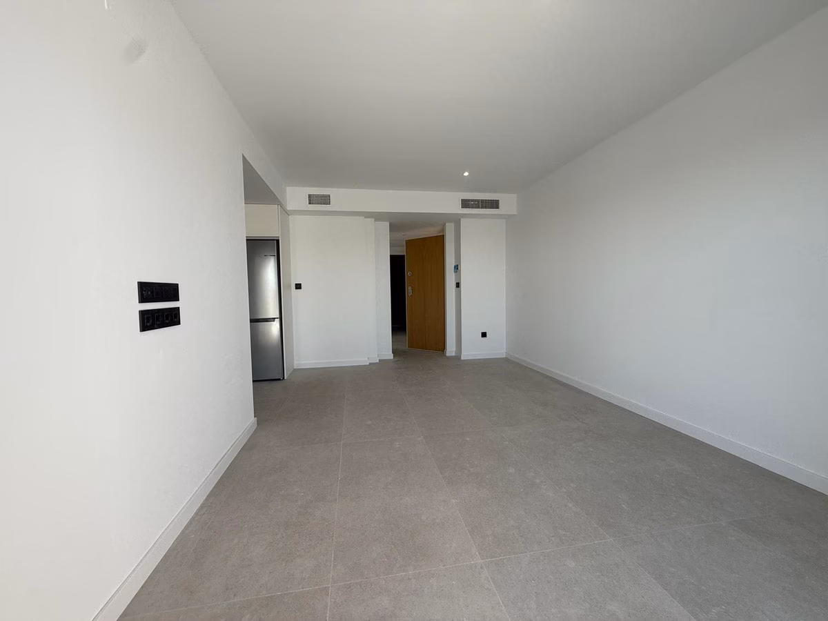 Leerer offener Wohnraum und Flur in einer Wohnung von Panoramar