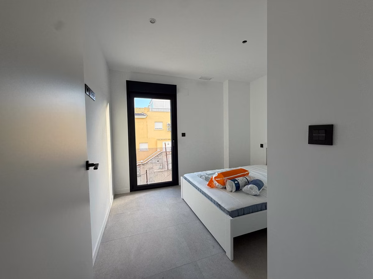 Schlafzimmer mit Doppelbett und Terrassenzugang in einer Wohnung von Panoramar