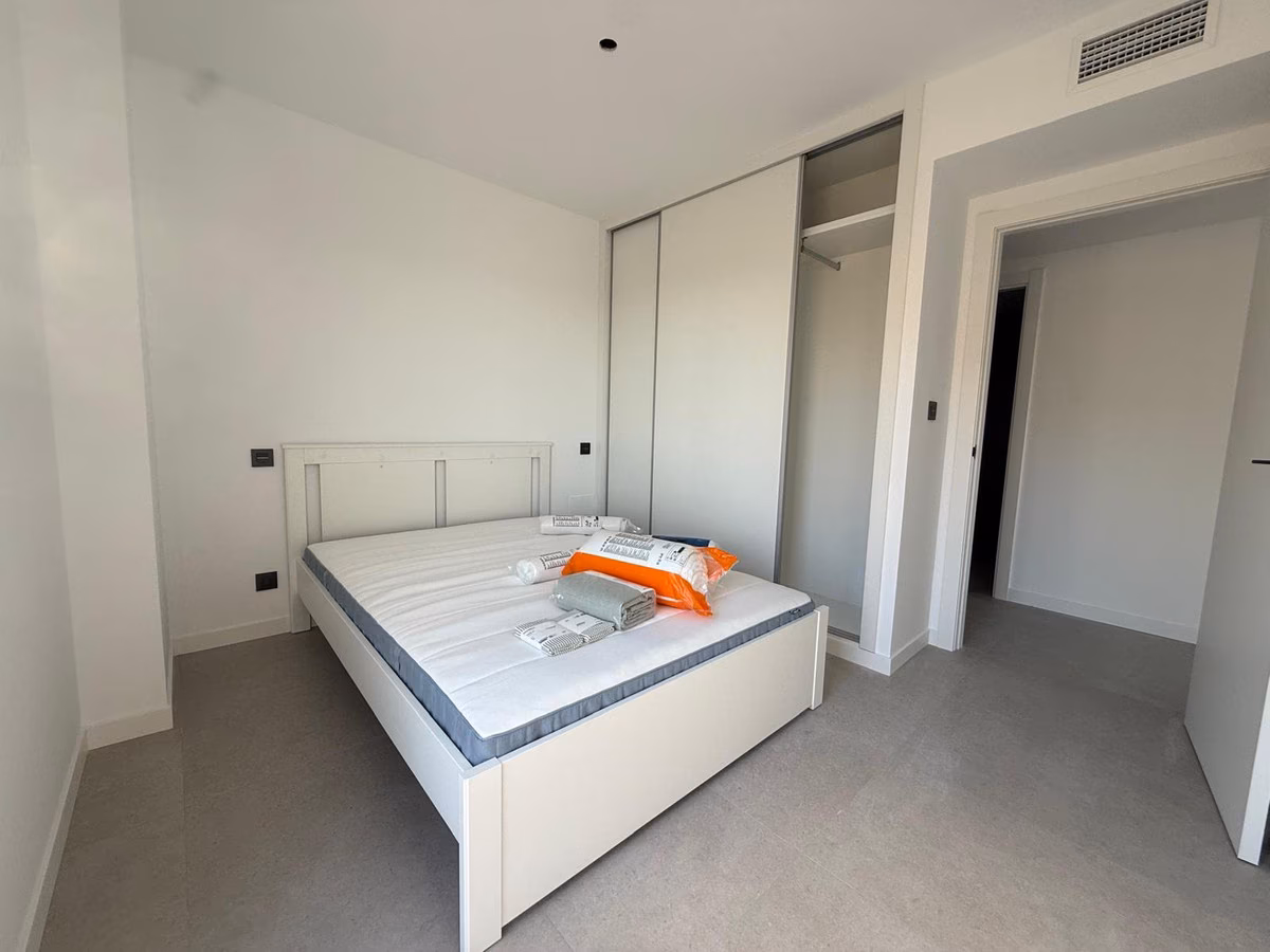 Schlafzimmer mit Einbauschrank in einer Wohnung von Panoramar