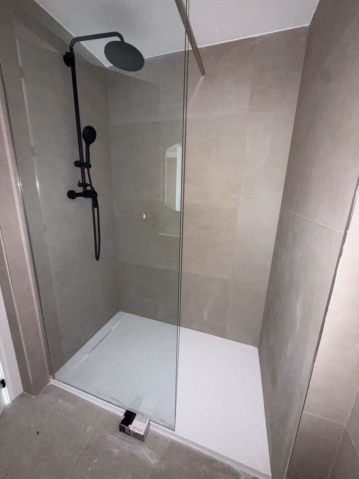 Bodengleiche Dusche mit Regenbrause in einer Wohnung von Panoramar