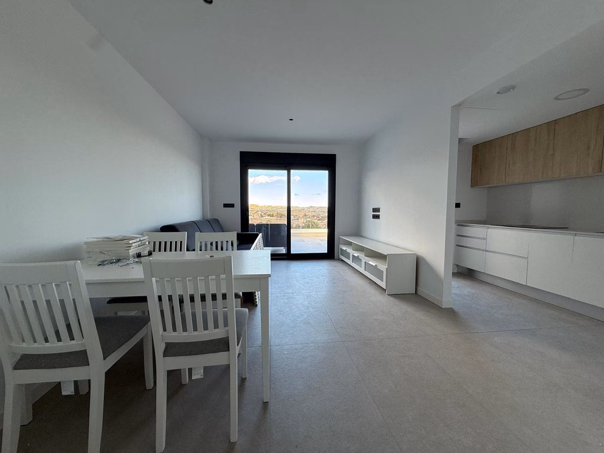 Esstisch und Küche in einer Wohnung von Panoramar