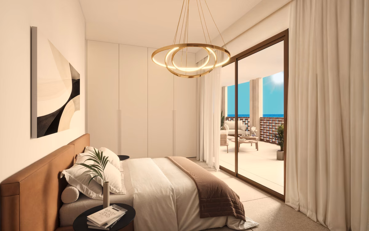 Schlafzimmer mit Doppelbett, Ringleuchte und Tür zur Terrasse
