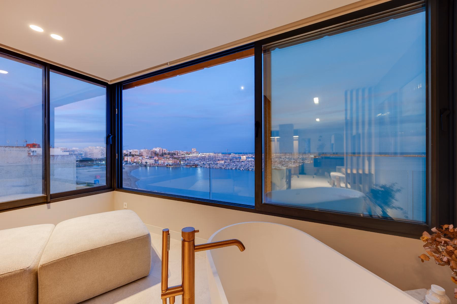 Playa del Acequión, Torrevieja — Renovated 2-Bed Seafront Apartment, 5th Floor - 22