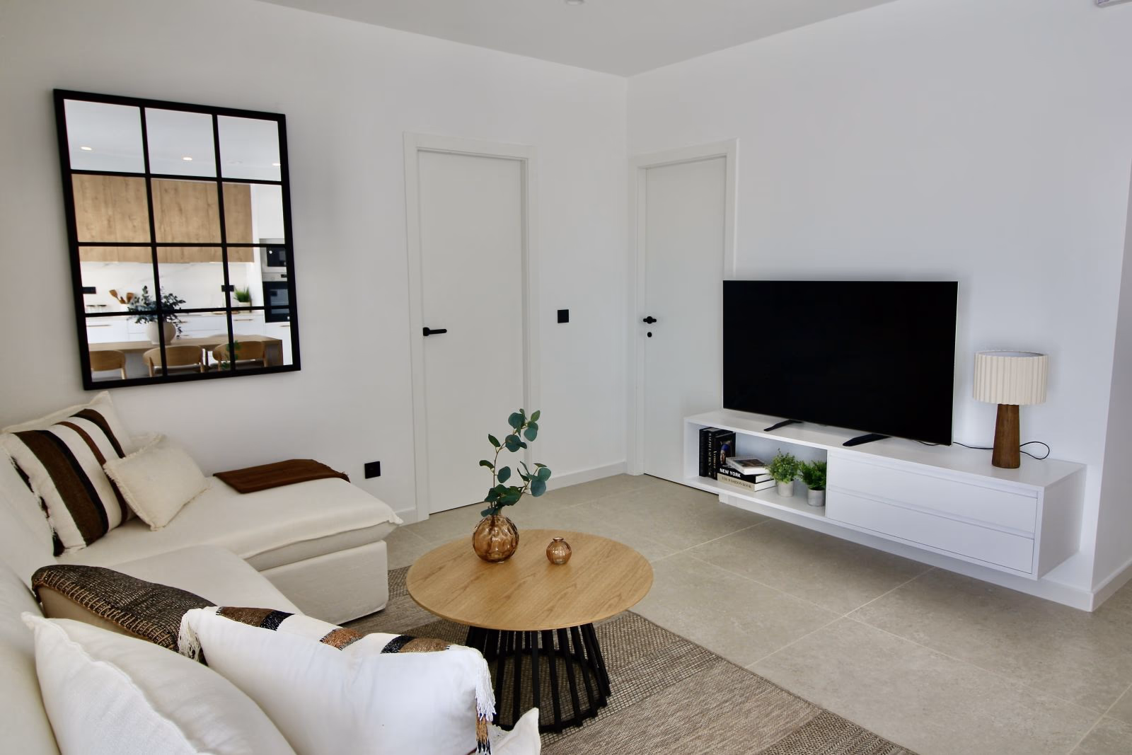 Salón con mueble de televisión integrado
