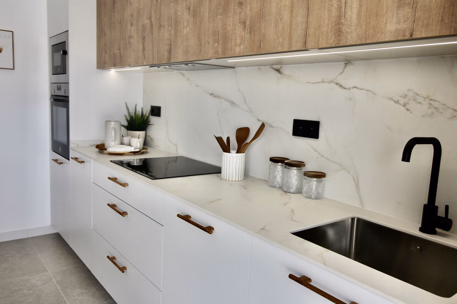 Cocina moderna equipada con encimera de mármol