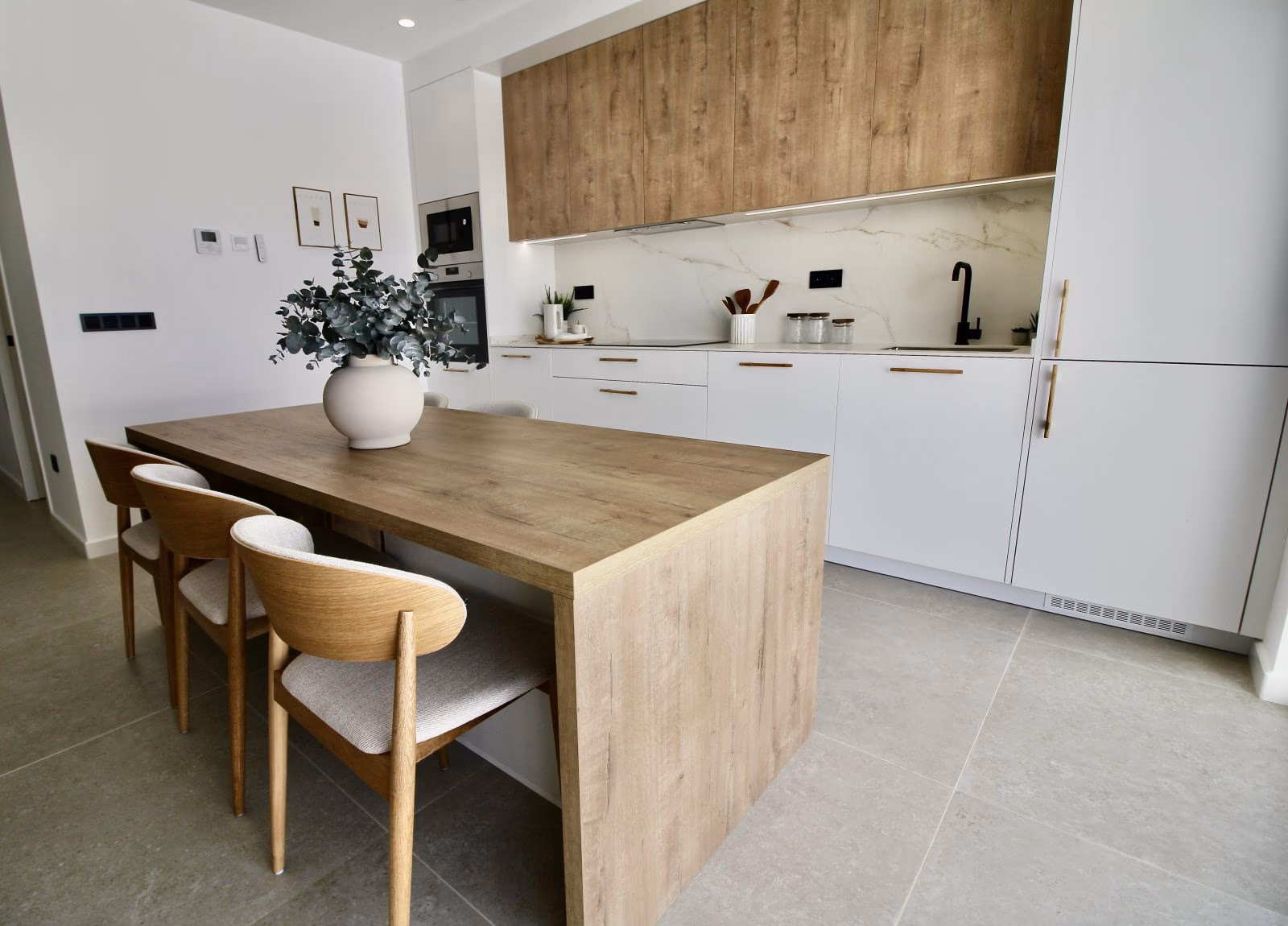 Isla de cocina con mesa de comedor