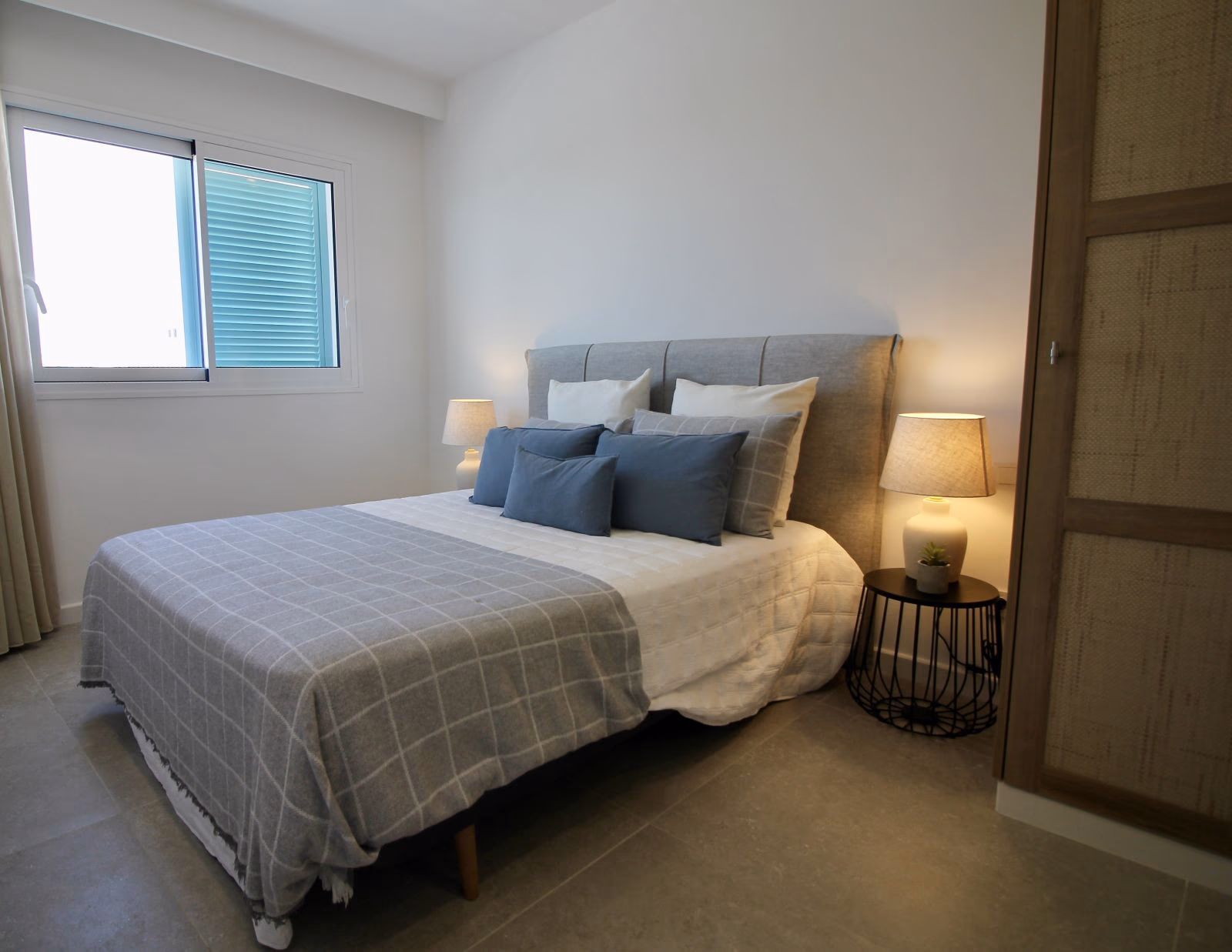 Dormitorio doble en tonos gris suave