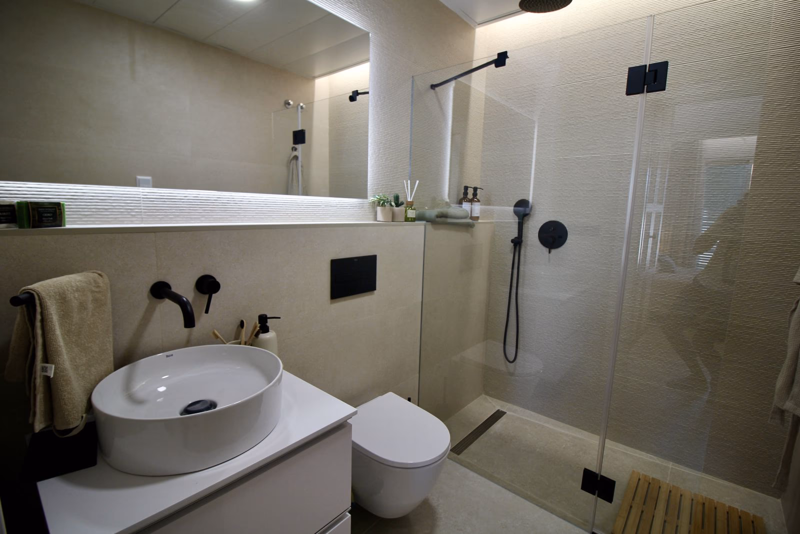 Baño con mueble lavabo y espejo