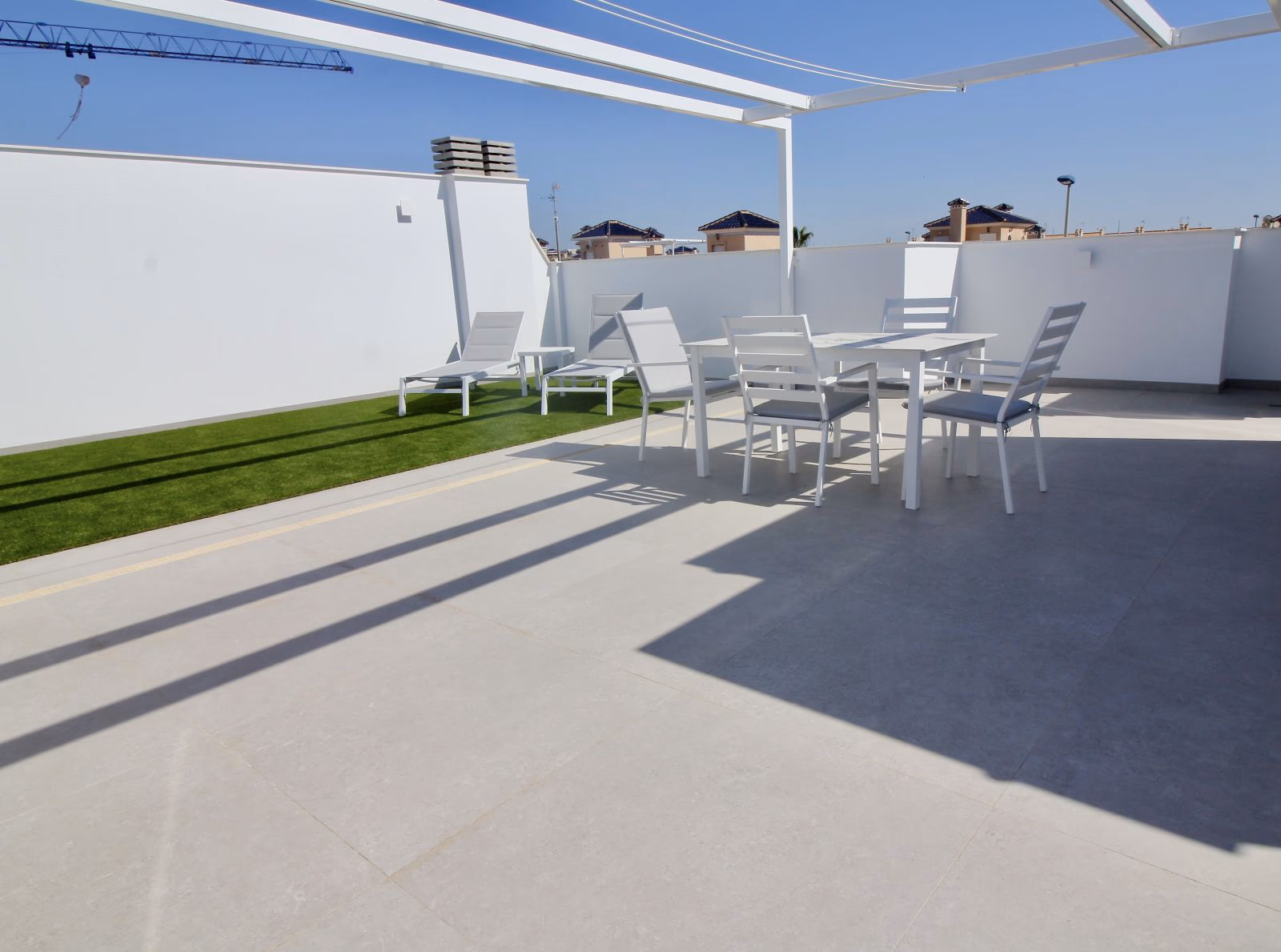 Solárium en azotea con zona de comedor exterior y vistas abiertas