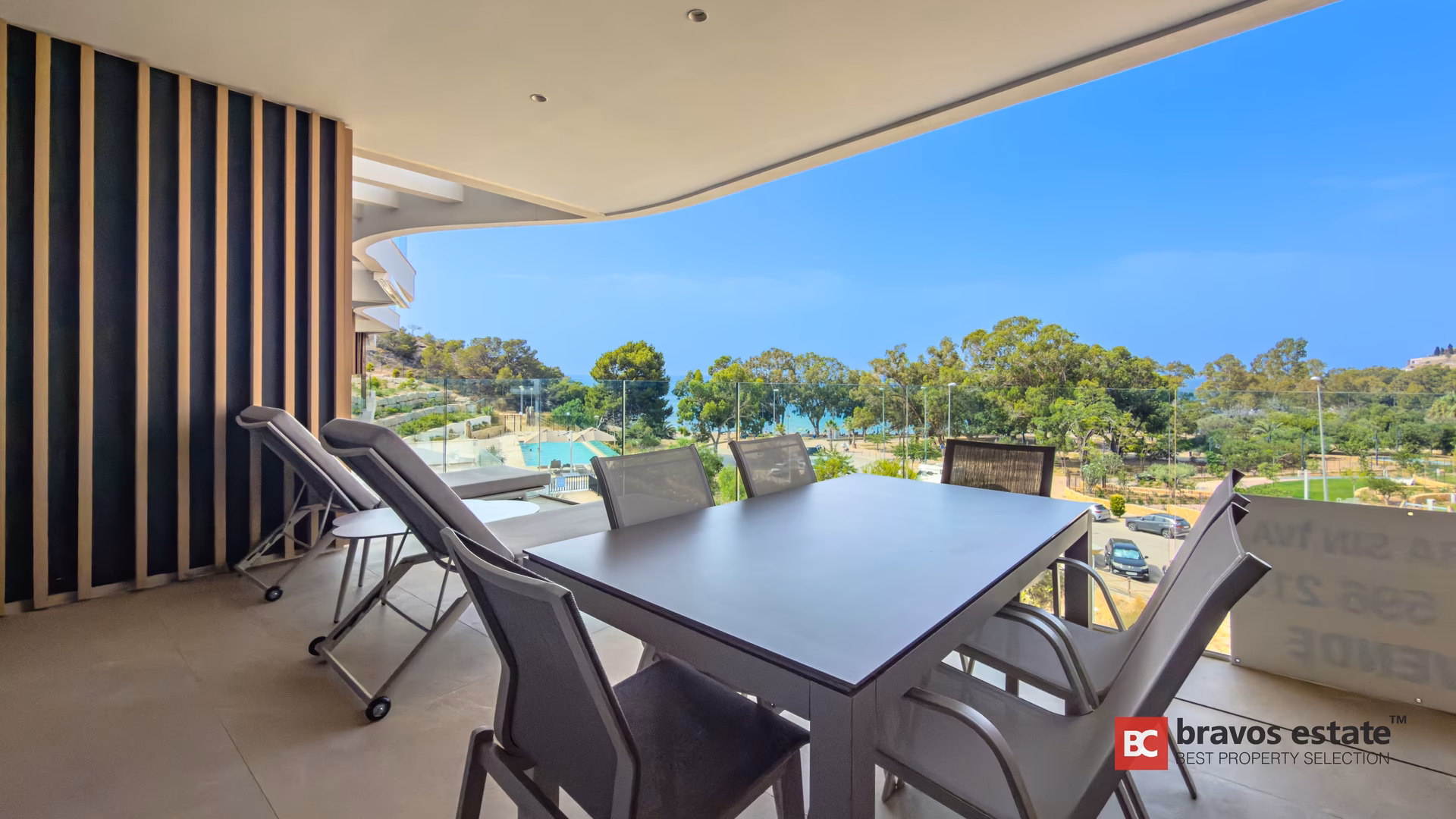 Umeblowany taras ze stołem i widokiem na morze w aparthotelu Pure Sea Residence, Playa del Torres, Villajoyosa