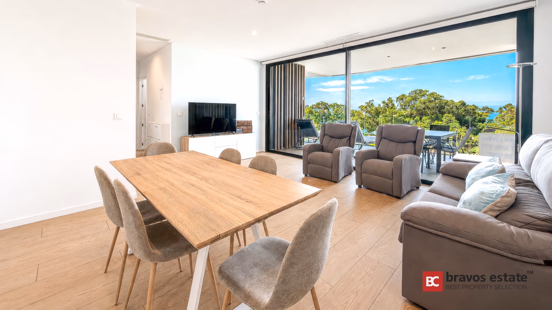 Otwarty salon z jadalnią i wyjściem na taras w apartamencie Pure Sea Residence z 2 sypialniami