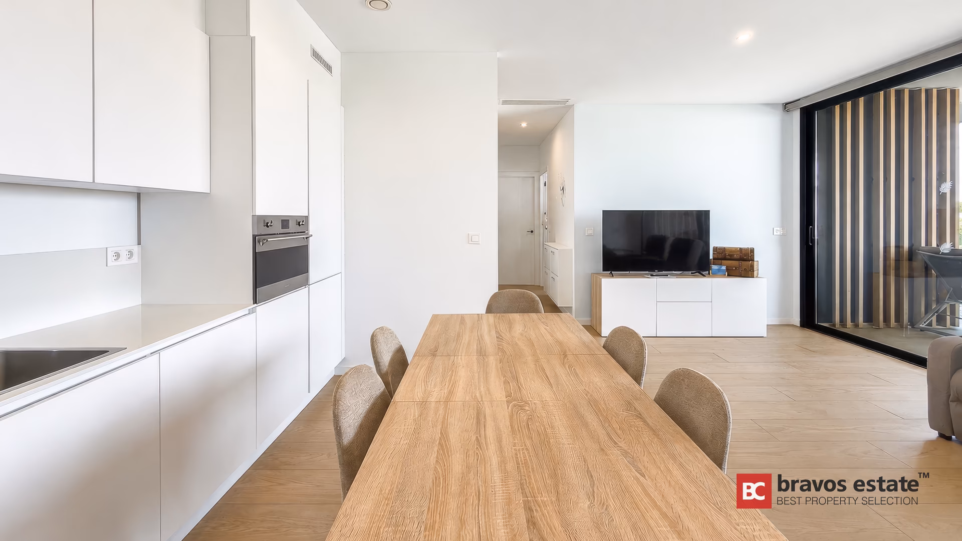 Nowoczesna biała kuchnia z piekarnikiem w zabudowie i stołem, Pure Sea Residence Villajoyosa