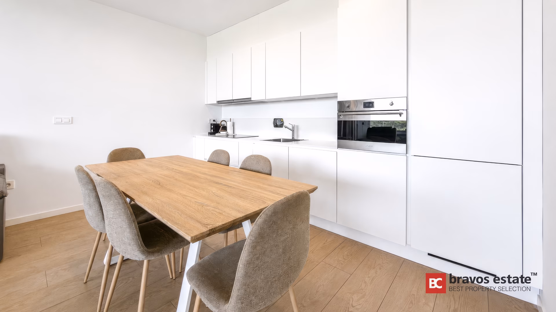 W pełni wyposażona kuchnia z częścią jadalną w nadmorskim apartamencie Pure Sea Residence